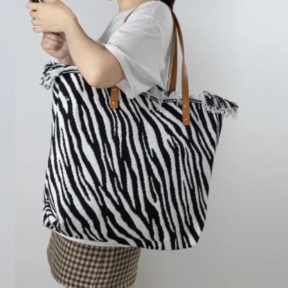 Tassel-Trimmed Large Beach Bag - Image 3